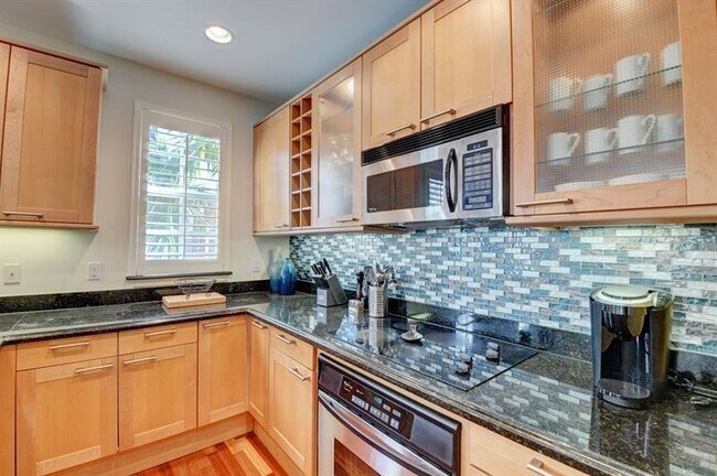 Building Photo - 306 E Mallory Cir