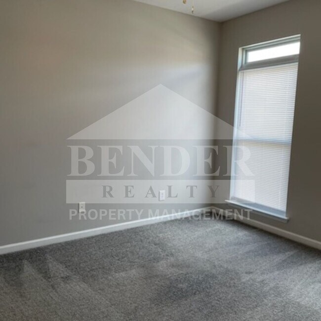 Building Photo - Emmyllie Ct- 130/132