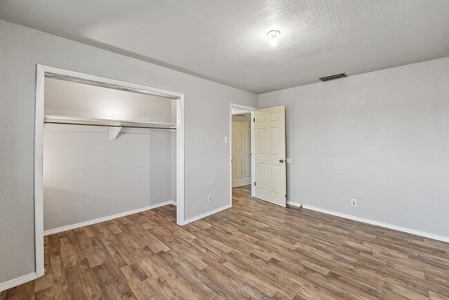 Building Photo - 1401 E 18th St