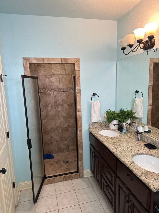 Building Photo - Available March 1st!  Modern 5-Bedroom 4-Bathroom Home in SW Bentonville