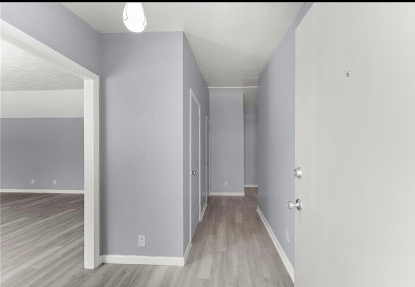 Building Photo - 1112 Riverside Ter