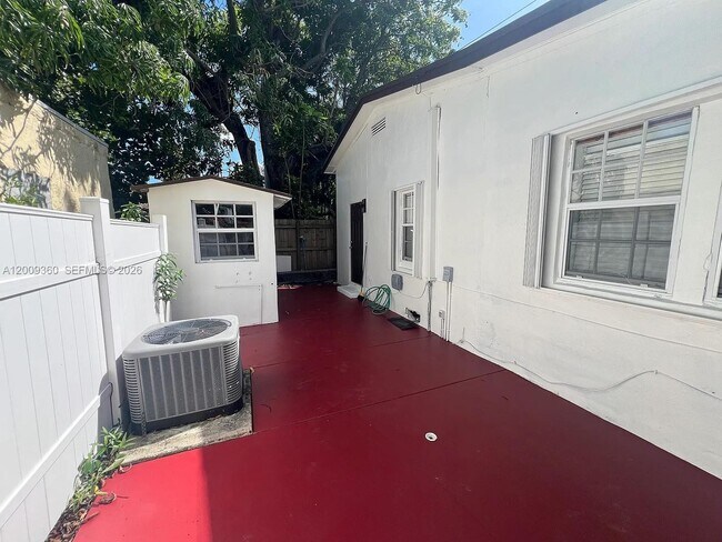 Building Photo - 2544 SW 20th St