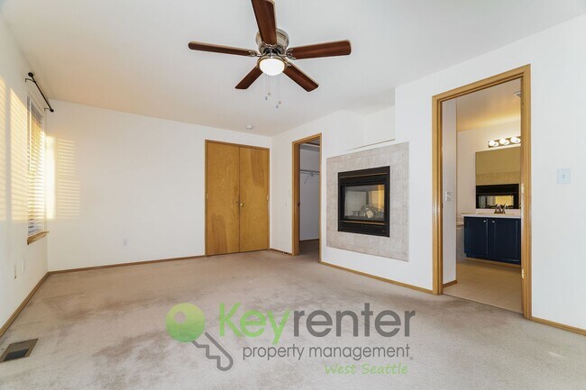 Building Photo - Kent Luxury Home with Double Primary Suite...