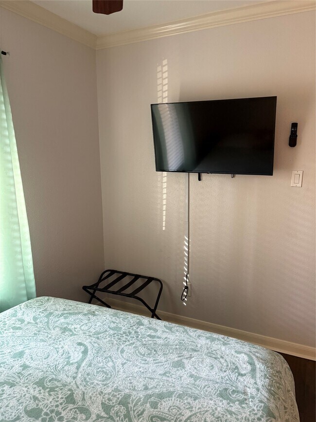 Building Photo - 732 Memorial Mews St