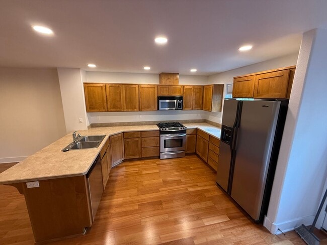 Building Photo - Beautiful 2 Bed/2.5 Bath Townhome on Bend'...