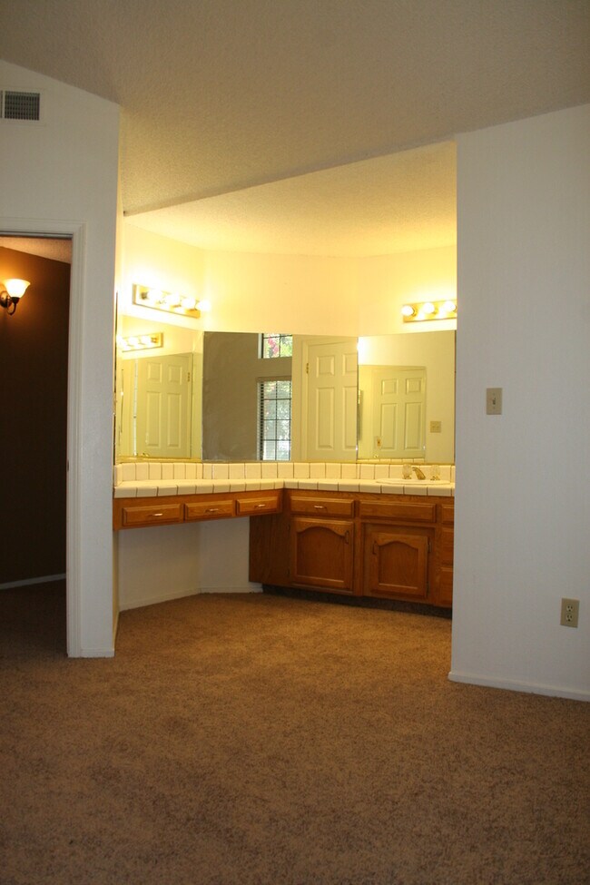 Building Photo - 13004 Hillary Way