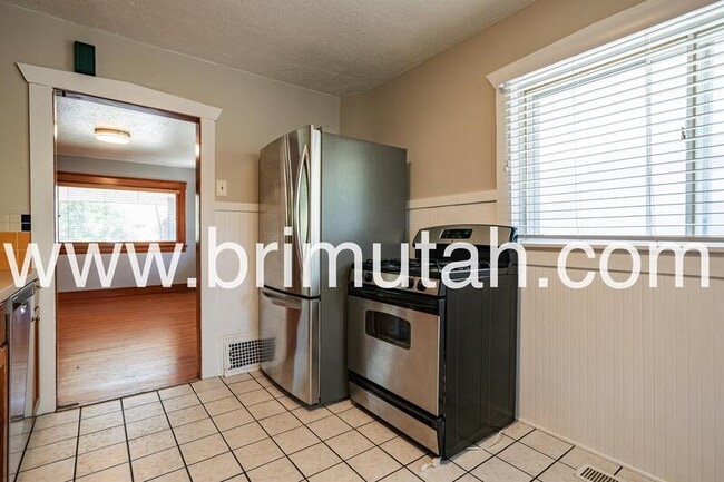 Building Photo - 628 Browning Ave