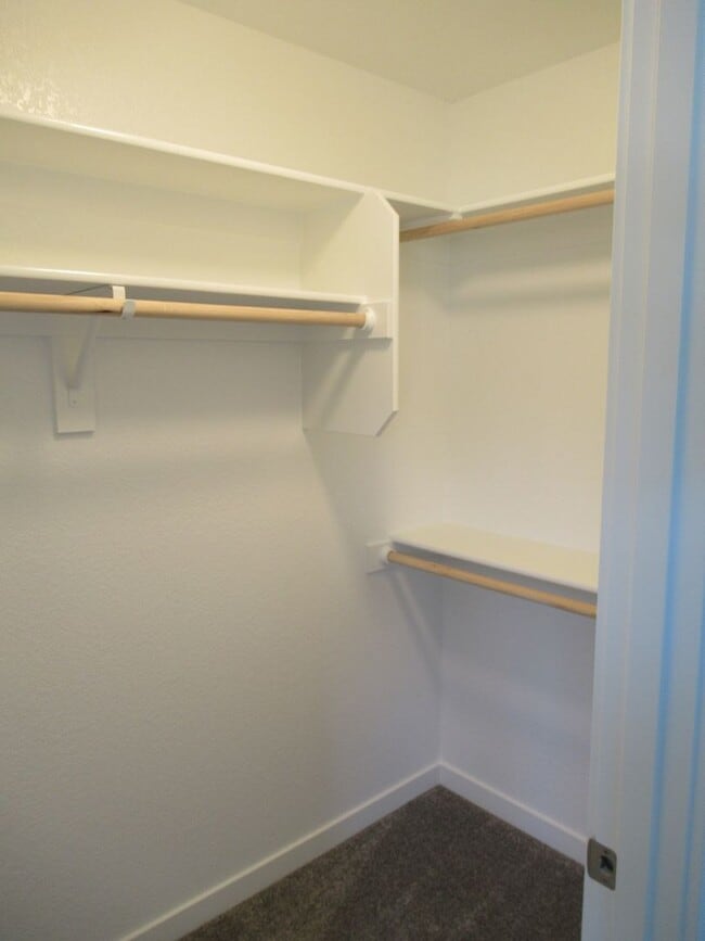 Building Photo - Newer Three Bedroom Duplex