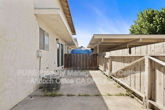 Building Photo - 908 Minaker Dr