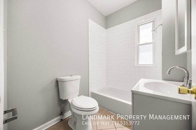 Building Photo - 2947 N Avers Ave