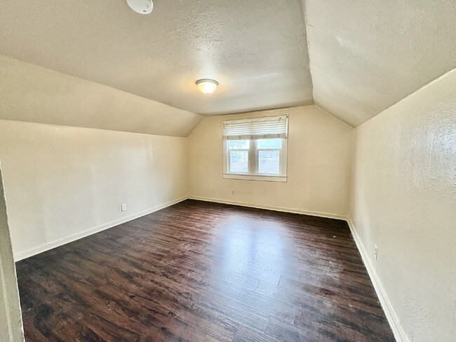 Building Photo - Quick Move-in= 1st Month 50% off rent!  Bright & Centrally Located 1-Bedroom Apartment Near Downt...