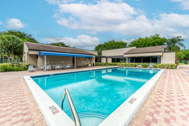 Building Photo - 2200 S Cypress Bend Dr