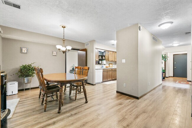 Dining area - 1098 Big Valley Dr