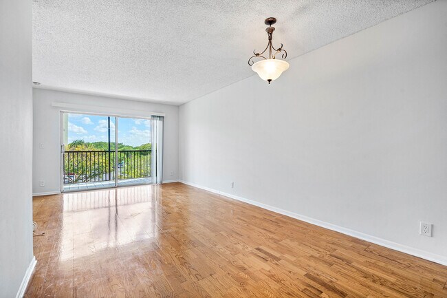 Building Photo - 2230 N Cypress Bend Dr