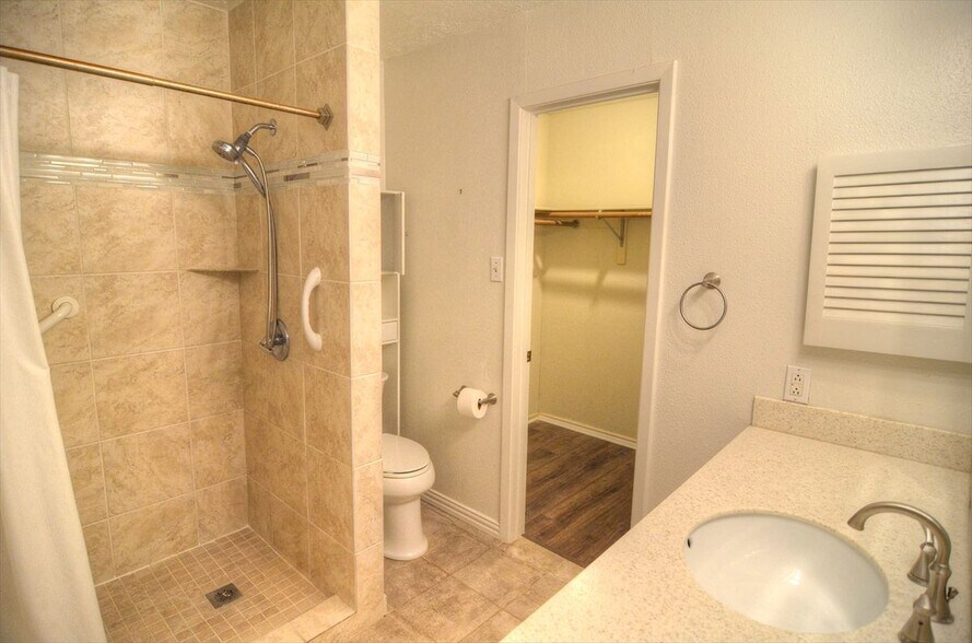 Building Photo - 1008 Field Trail Dr