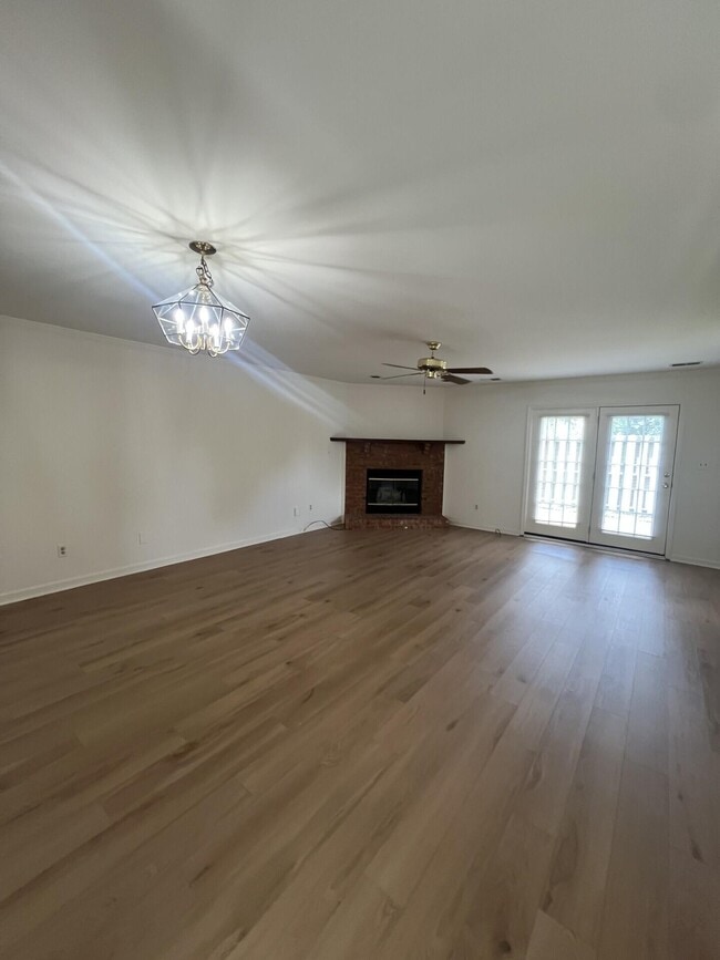 Building Photo - 409 Woodview Dr