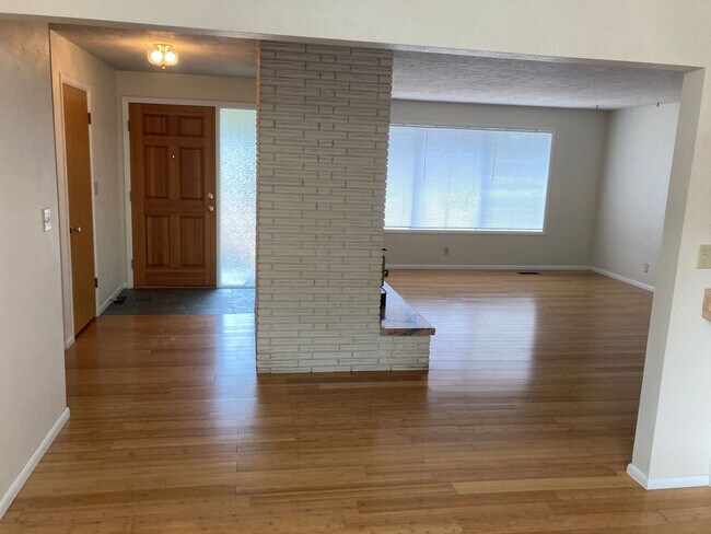Building Photo - Mid-Century Four Bedroom in Candalaria, La...