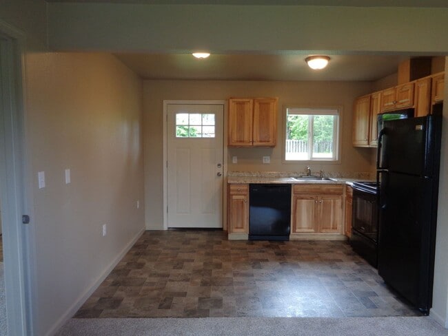 Building Photo - Updated 3 Bedroom!