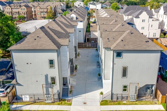 Primary Photo - 1553 W 22nd St