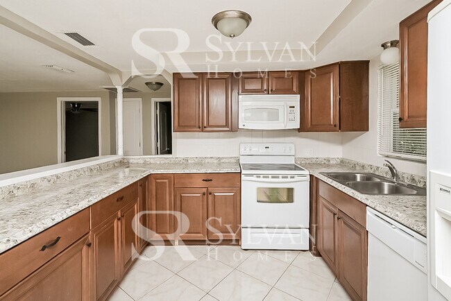 Building Photo - The living is easy in this 3 bedroom, 1 bathroom home