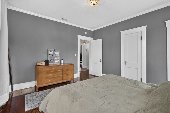 Building Photo - 305 E 54th St