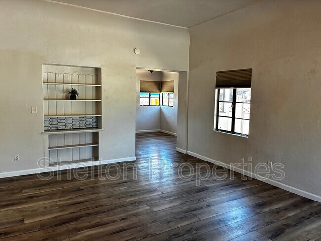 Building Photo - 1802 N Laurel Ave