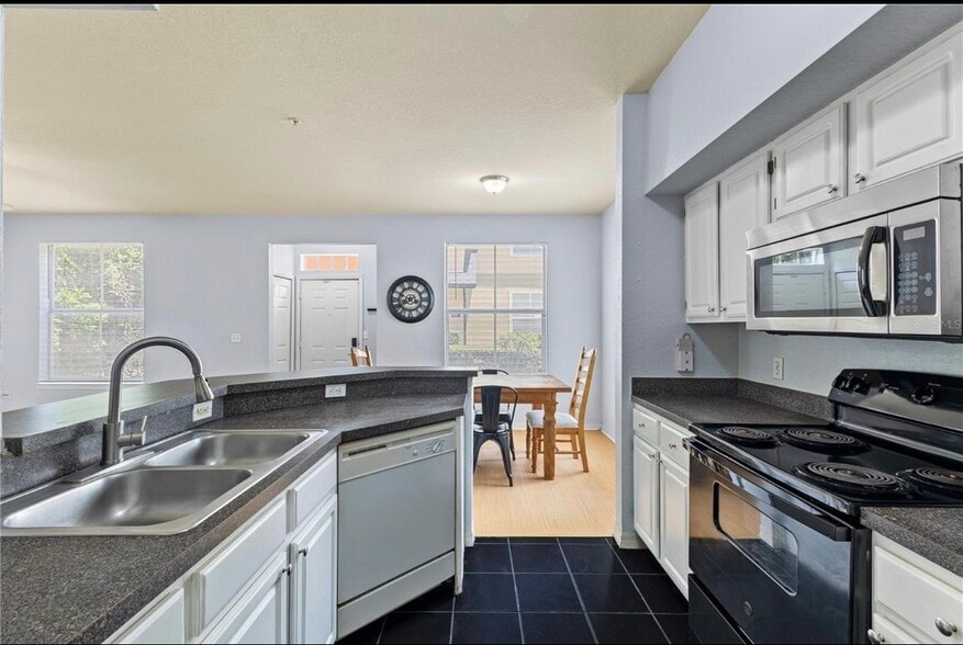 Building Photo - 6017 Westgate Dr