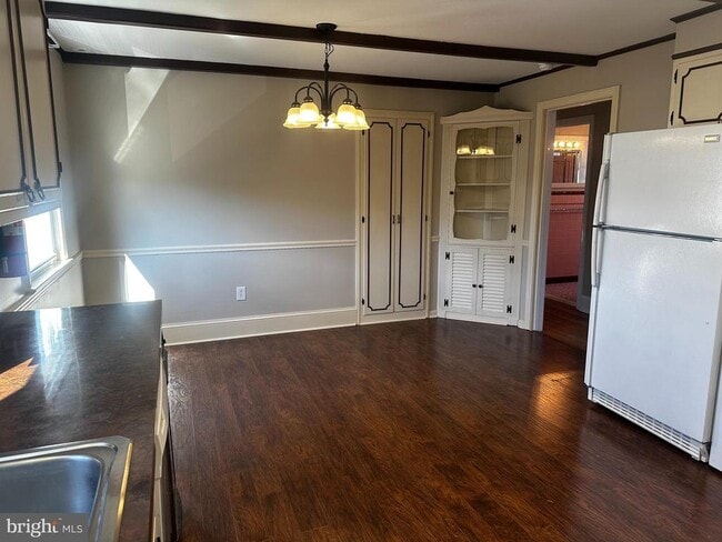 Building Photo - 659 N Main St