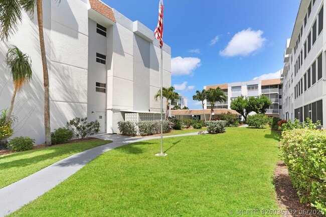 Building Photo - 1516 S Lakeside Dr