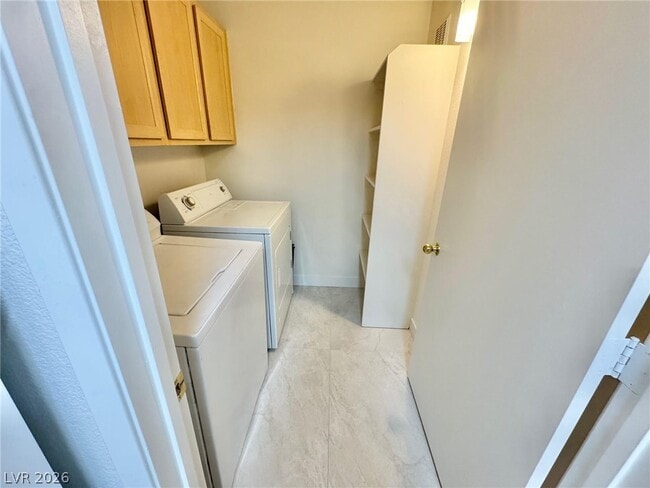 Building Photo - 950 Seven Hills Dr