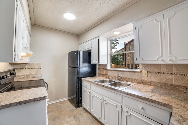 Building Photo - Charming 2-bedroom, 1.5 bath townhome in t...