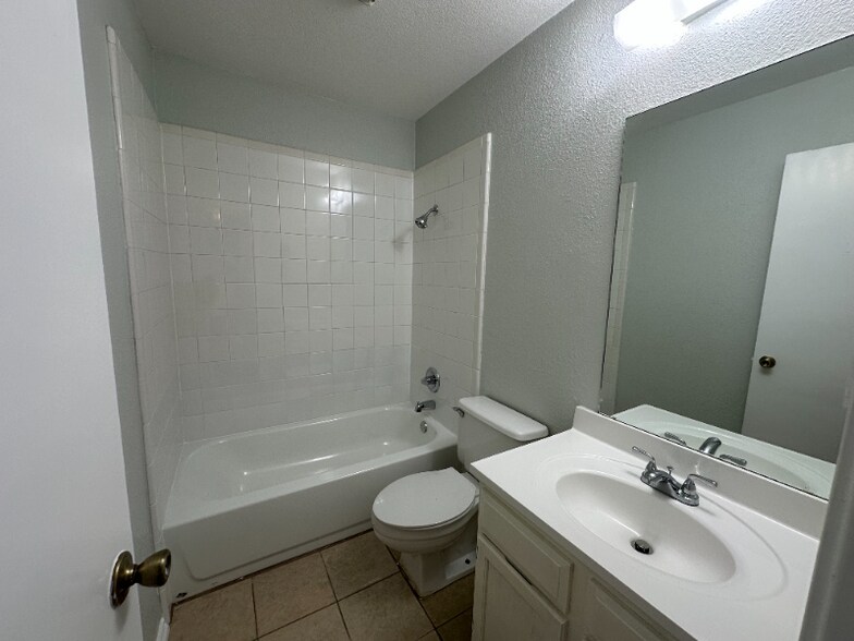 Building Photo - 319 Shea St