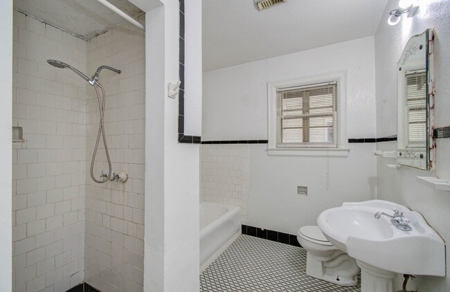 Building Photo - 1428 Wentworth St