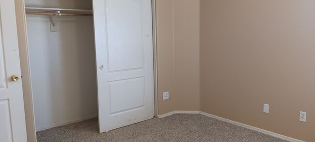 Building Photo - Warm, Inviting 3 Bed / 2 Bath Home in Surp...
