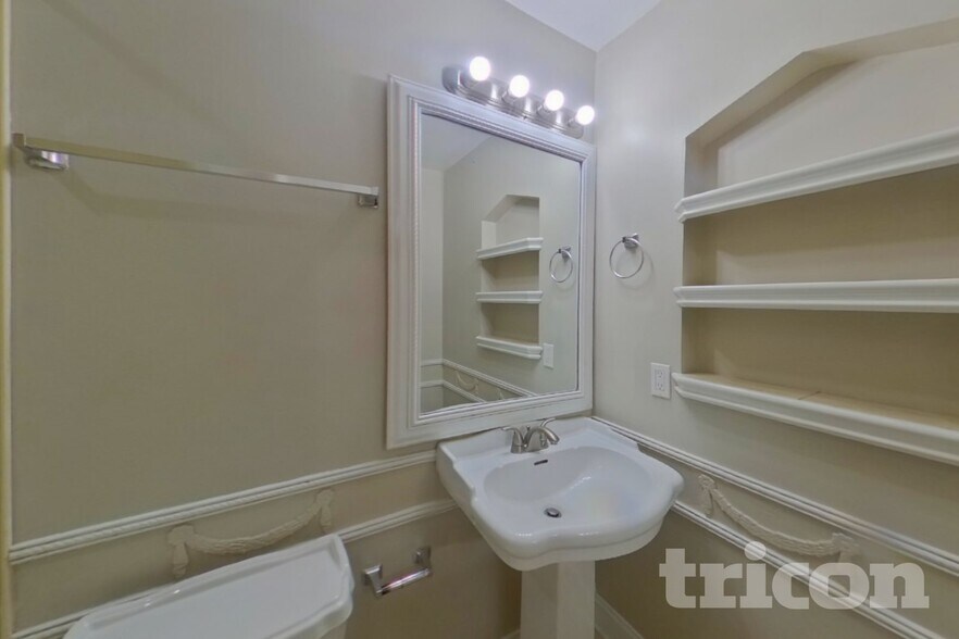 Building Photo - 4324 Queensway Dr