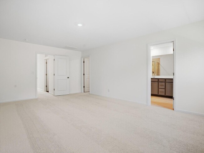Building Photo - 214 Deercroft Dr
