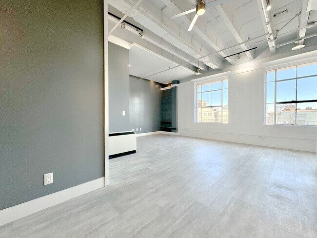 Building Photo - Top floor modern crafted spacious 1 Bed + ...