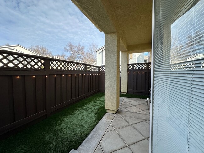 Building Photo - Beautifully Upgraded 3BD/2.5BA Citrus Heights Home with Covered Patio & Modern Amenities!