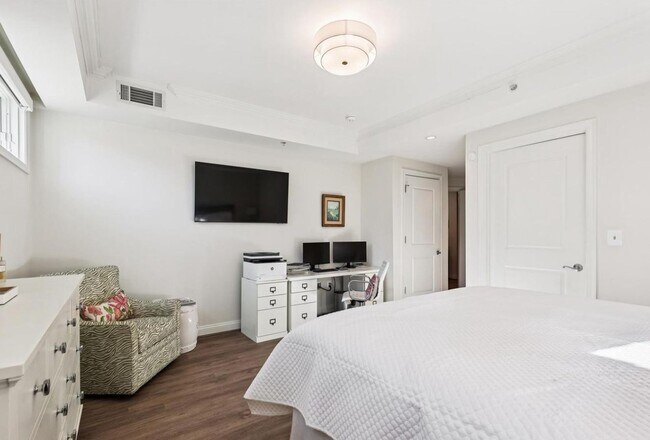 Building Photo - Georgetown Style with Garage PARKING