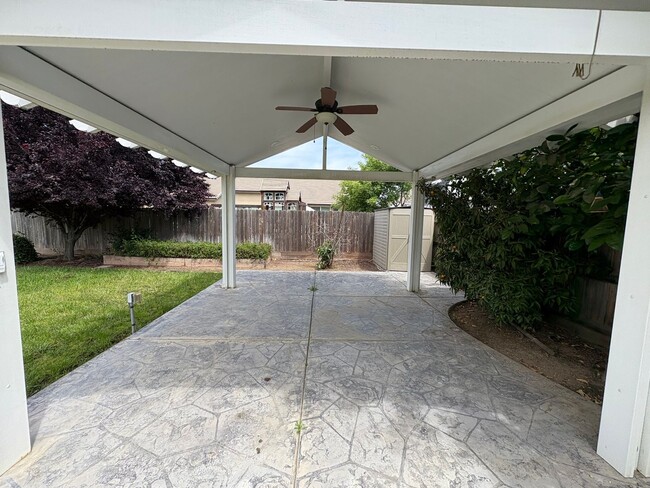Building Photo - 3 Bedroom Home located NW Visalia!
