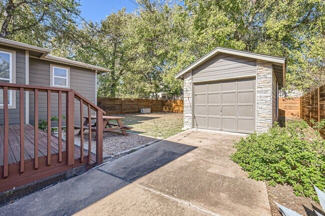 Building Photo - 1204 W St Johns Ave