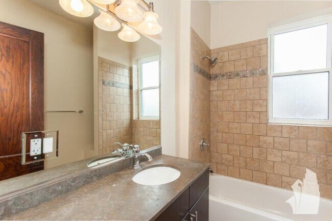 Building Photo - 2 bedroom in Chicago IL 60613