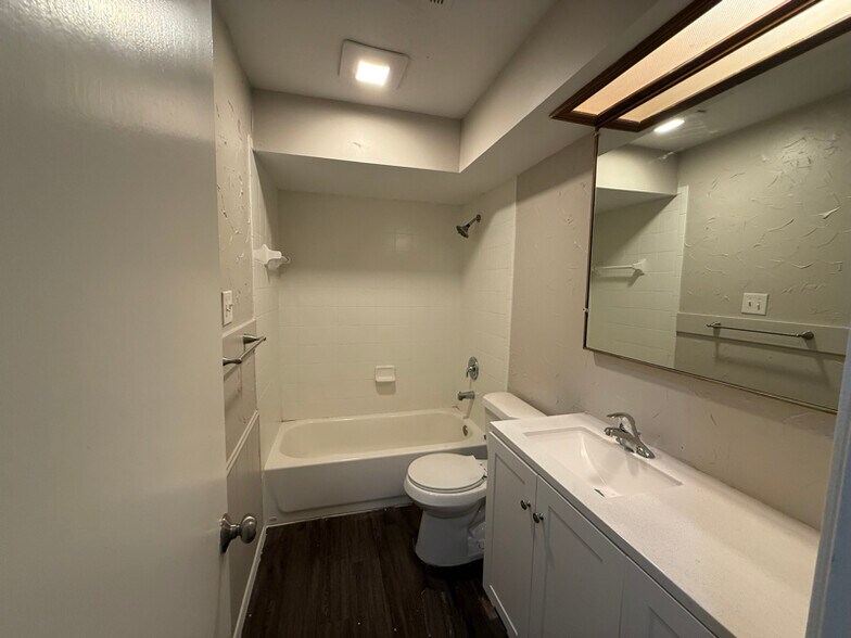 Building Photo - 2018 Auburn Dr