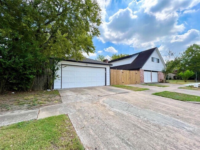 Building Photo - 12230 Fairpoint Dr