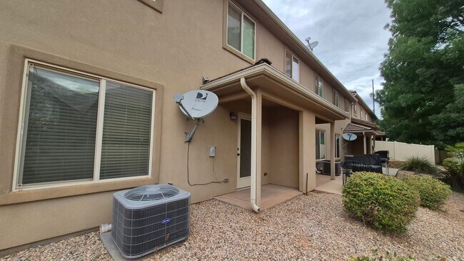 Building Photo - Remodeled 3 Bed / 2.5 Bath Townhome in Great Location