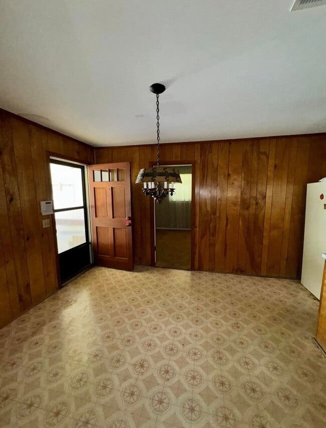 Building Photo - 3 Bed 2 Bath Brick Home