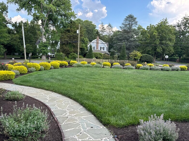 Front entry view of front lawn - 130 Chews Landing Rd