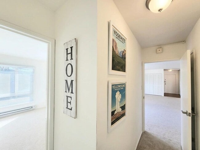 Building Photo - Top floor large 2 bed 2 bath open views at Woodlake