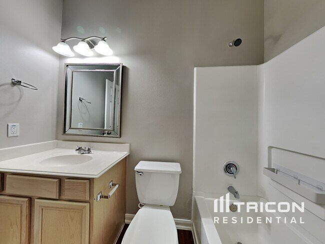 Building Photo - 810 E Clady Ct