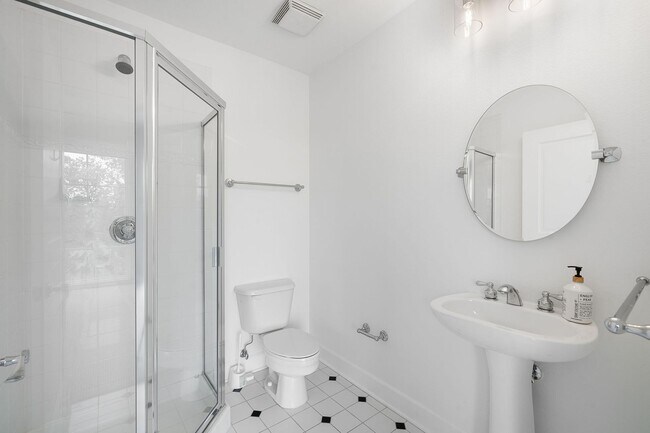 Building Photo - LUX 2BD, 2BA Condo with Views of Denver Co...
